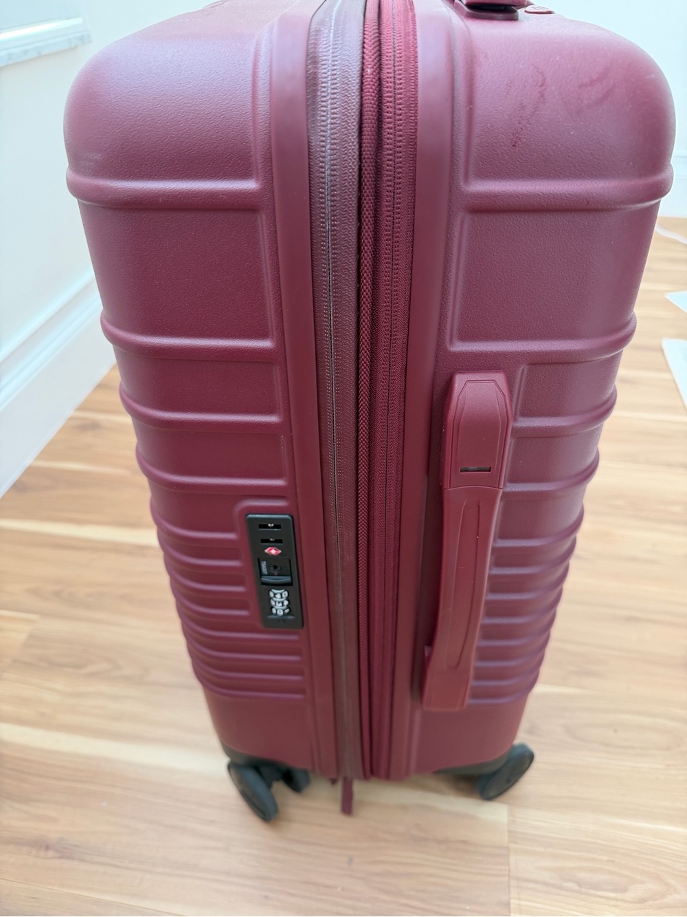 BÉIS Carry-On Spinner Luggage in Burgandy - Picture 2 of 4